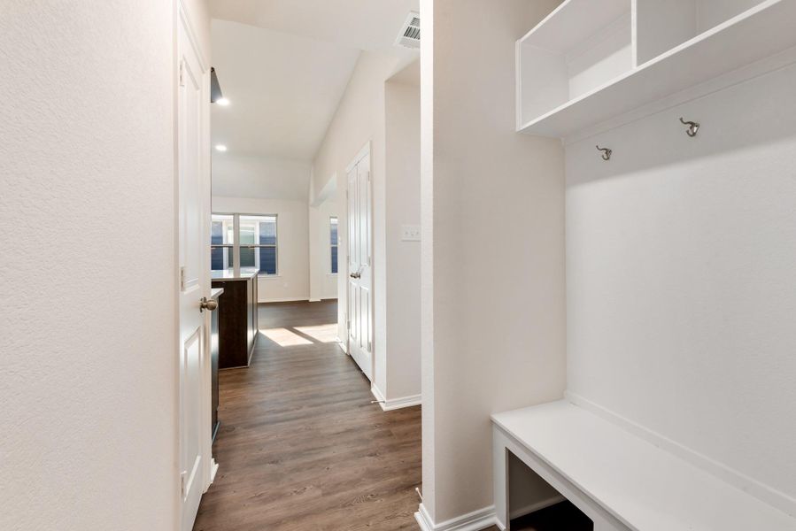 Spacious, unfurnished interior of a new home in , Navasota (Image 16).