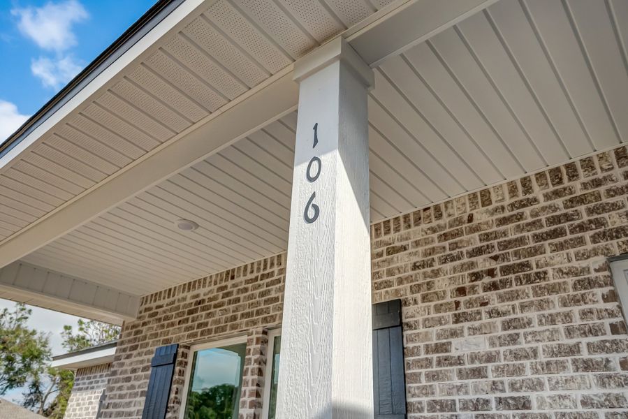 Exterior details and patio area of a home in , Crestview (Image 3).