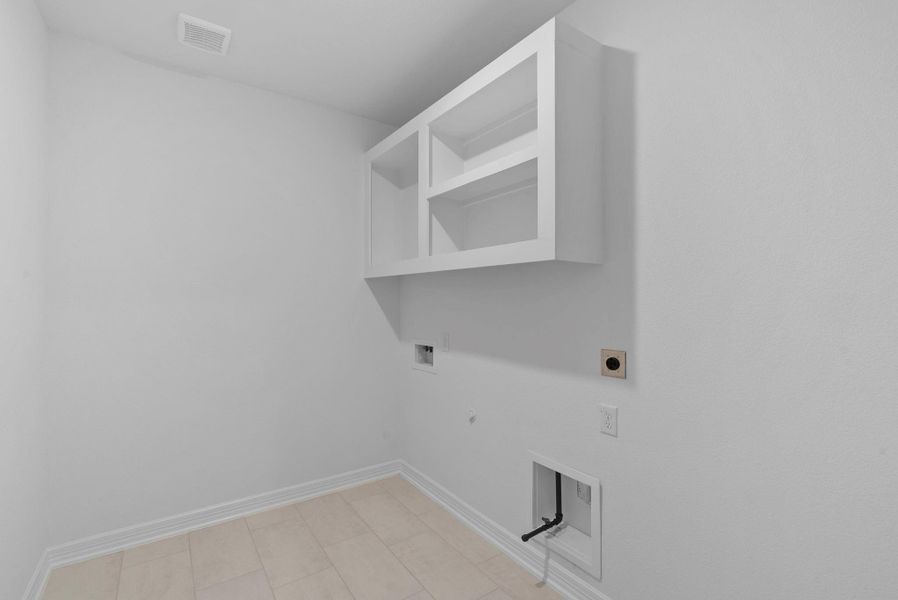 Spacious, unfurnished interior of a new home in Blue Heron Estates, Mont Belvieu (Image 15).