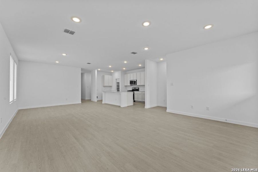 Spacious, unfurnished interior of a new home in Sky Ranch, New Braunfels (Image 20).