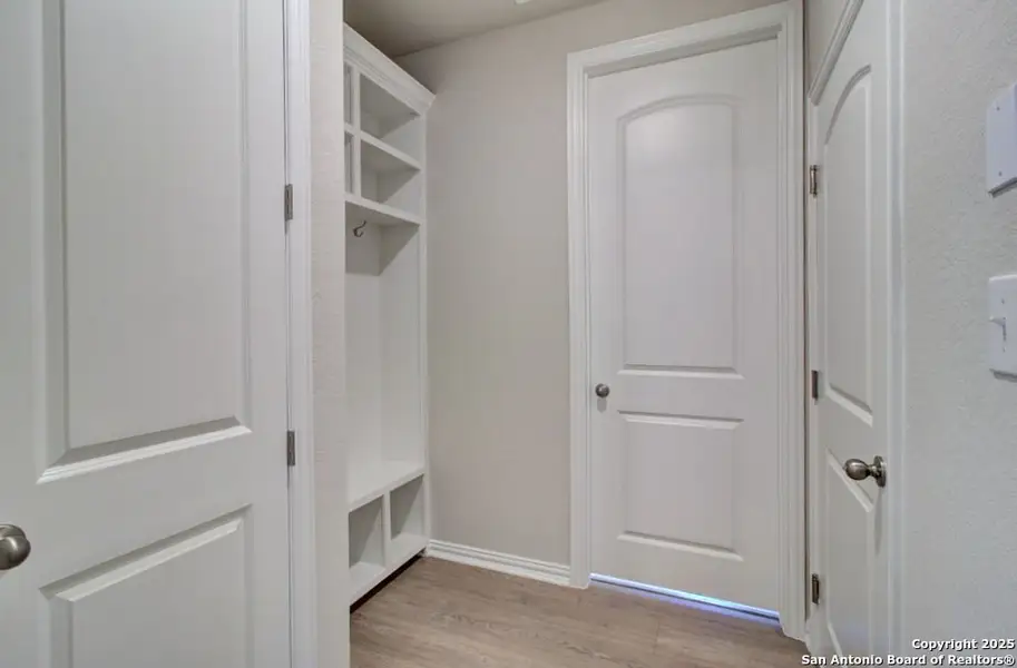 Spacious, unfurnished interior of a new home in Meyer Ranch - Enclave, New Braunfels (Image 10).