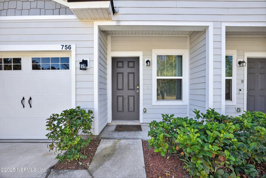Exterior details and patio area of a home in , Jacksonville (Image 4).