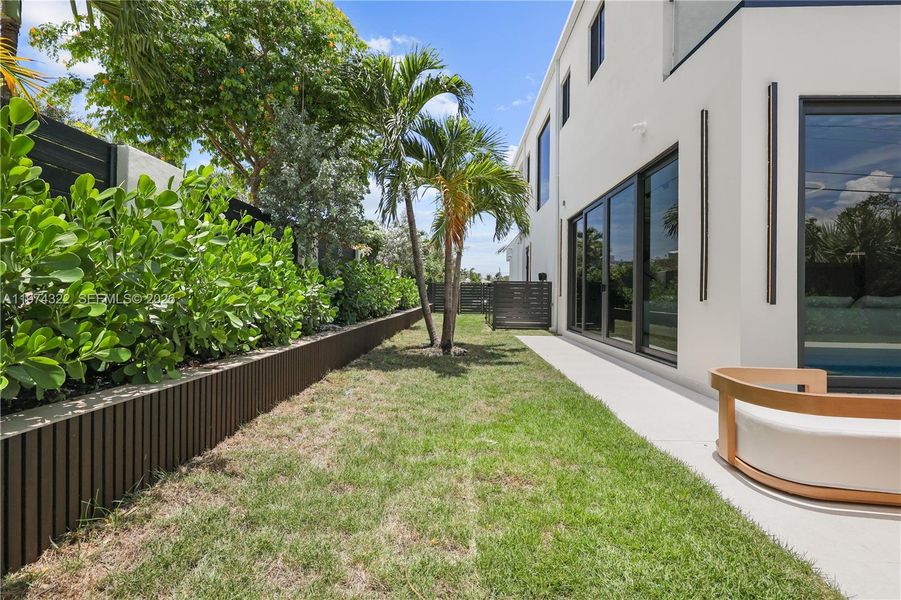 Exterior details and patio area of a home in , Fort Lauderdale (Image 34).