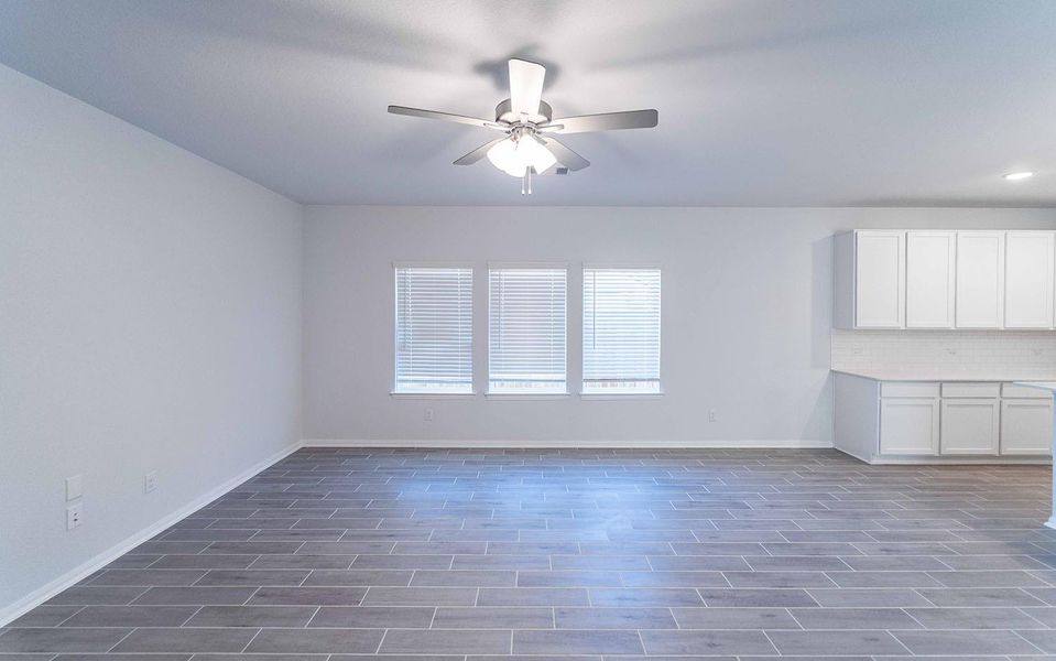 Spacious, unfurnished interior of a new home in Caney Mills, Conroe (Image 8).