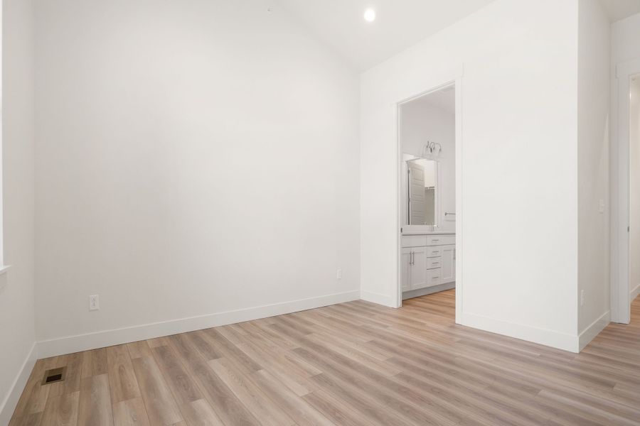 Spacious, unfurnished interior of a new home in Villa Collection, Fort Collins (Image 10).