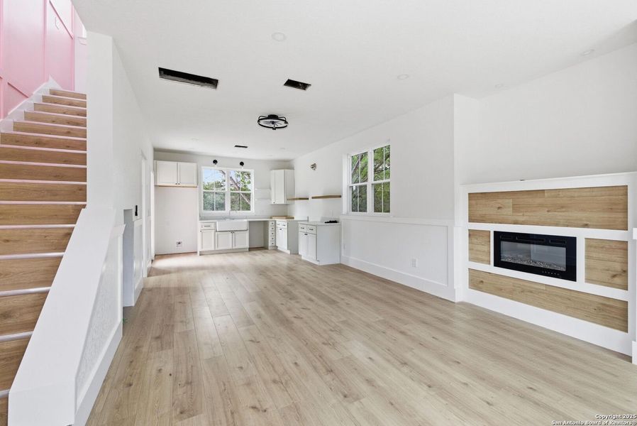 Spacious, unfurnished interior of a new home in , Bandera (Image 10).