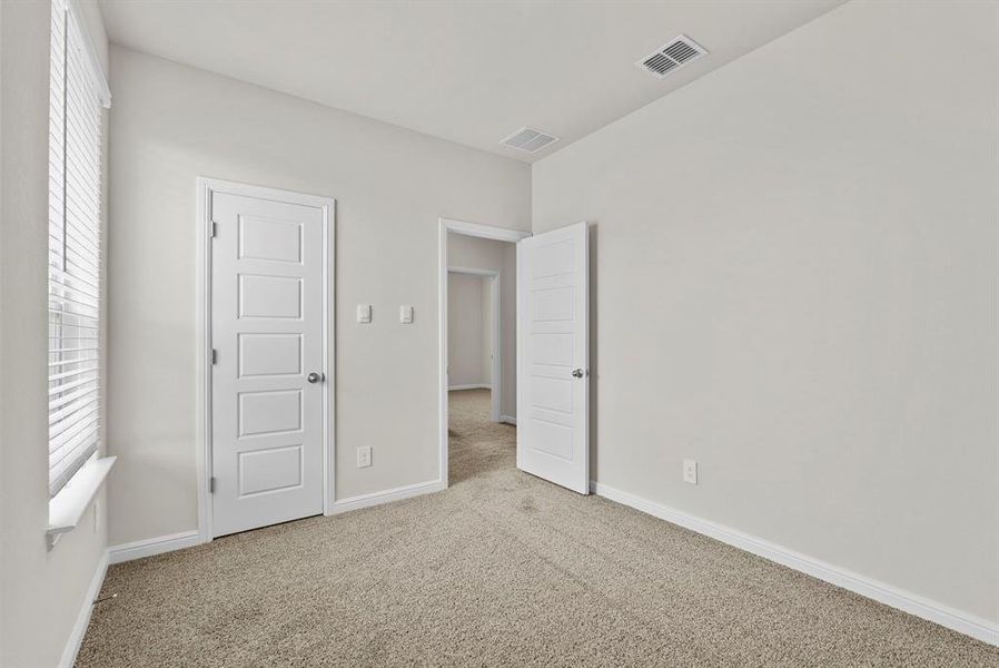 Spacious, unfurnished interior of a new home in Saratoga, Granbury (Image 24).