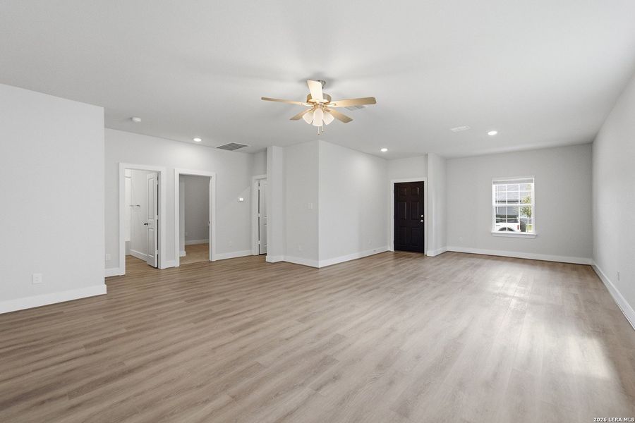 Spacious, unfurnished interior of a new home in Mesa Vista, Von Ormy (Image 18).