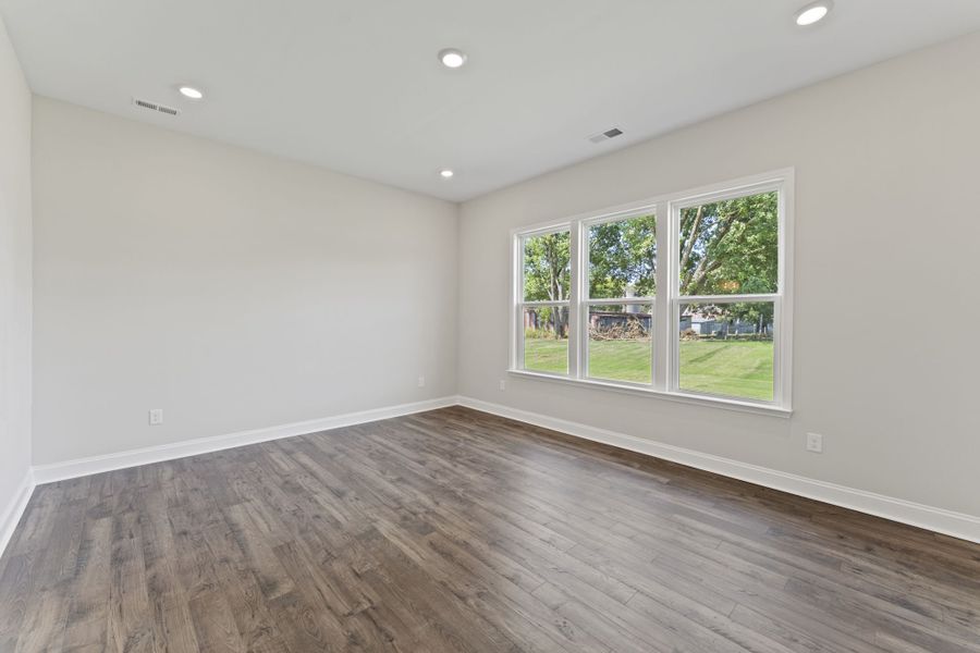 Spacious, unfurnished interior of a new home in Estates at Sugar Creek, Fort Mill (Image 10).