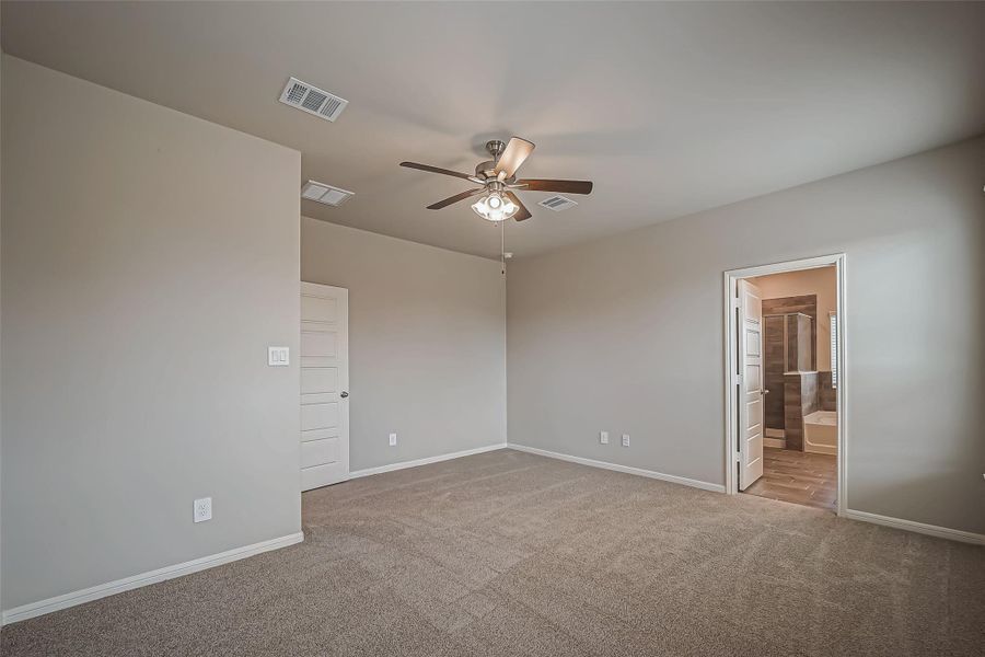 Spacious, unfurnished interior of a new home in Lago Mar, Texas City (Image 24).