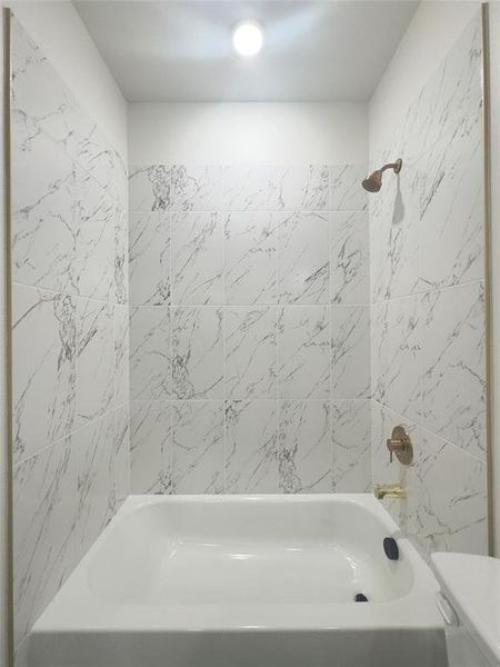 Bathroom featuring tiled shower / bath combo