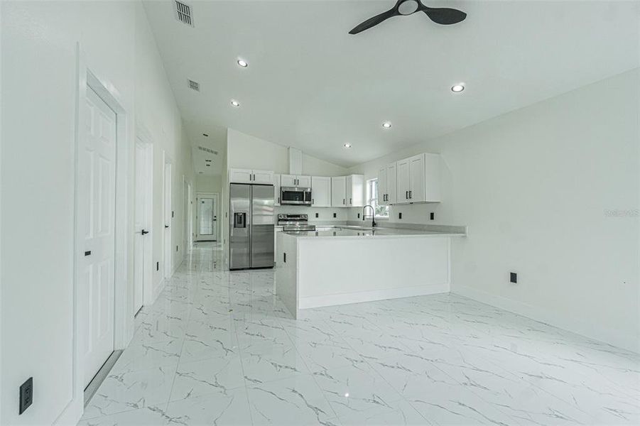Spacious, unfurnished interior of a new home in , Tampa (Image 13).