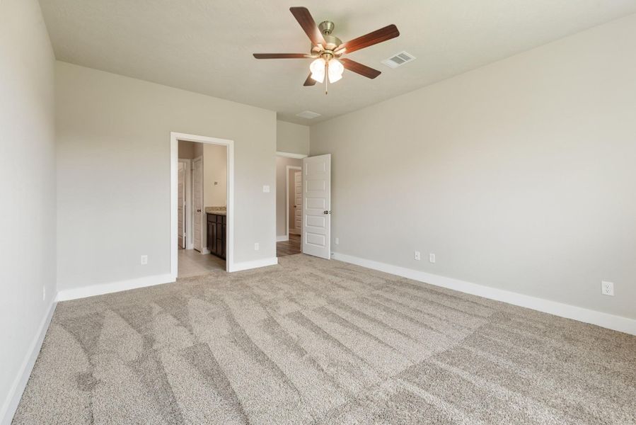 Spacious, unfurnished interior of a new home in , Brenham (Image 23).