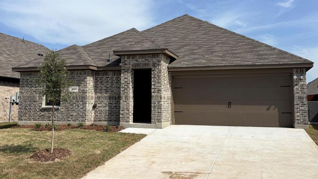 Front exterior of a new home in Stonewyck Farms, Ennis, TX, highlighting curb appeal (Image 1).