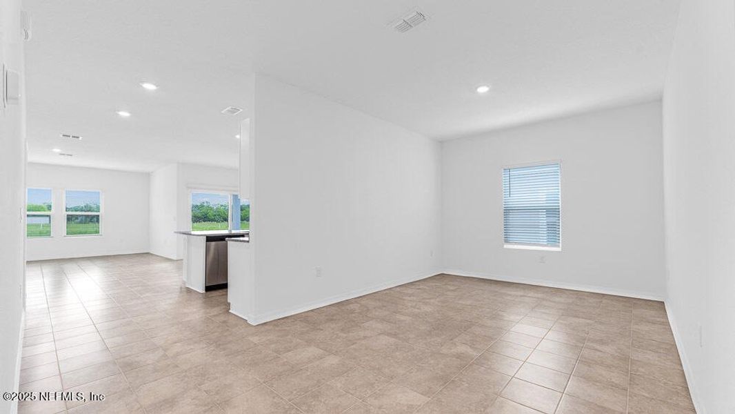 Spacious, unfurnished interior of a new home in Coopers Meadow, Jacksonville (Image 20).