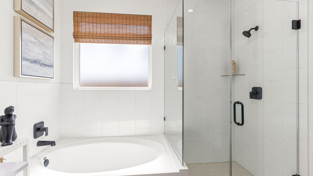 Representative furnished interior of a home built from the Colby by D.R. Horton in Lago Mar, Texas City (Image 11).