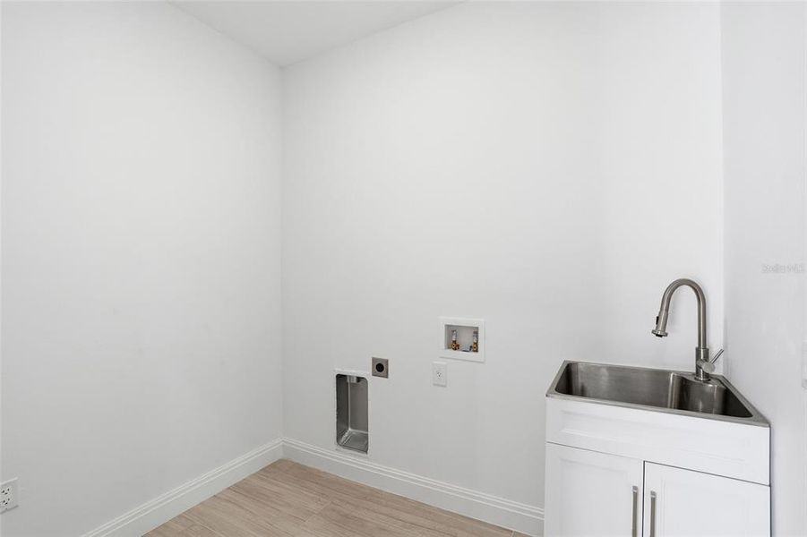 Spacious, unfurnished interior of a new home in , Cape Coral (Image 47).