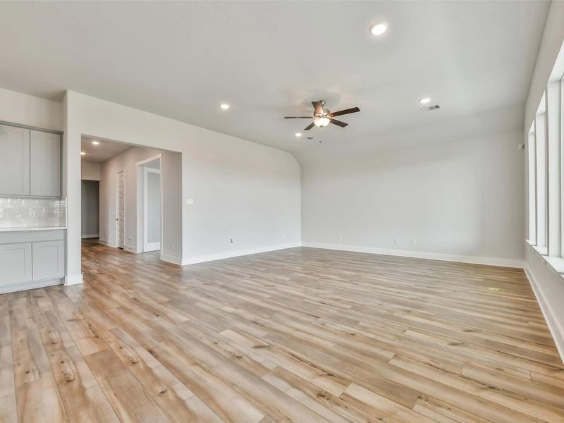 Spacious, unfurnished interior of a new home in Lago Mar, Texas City (Image 22).