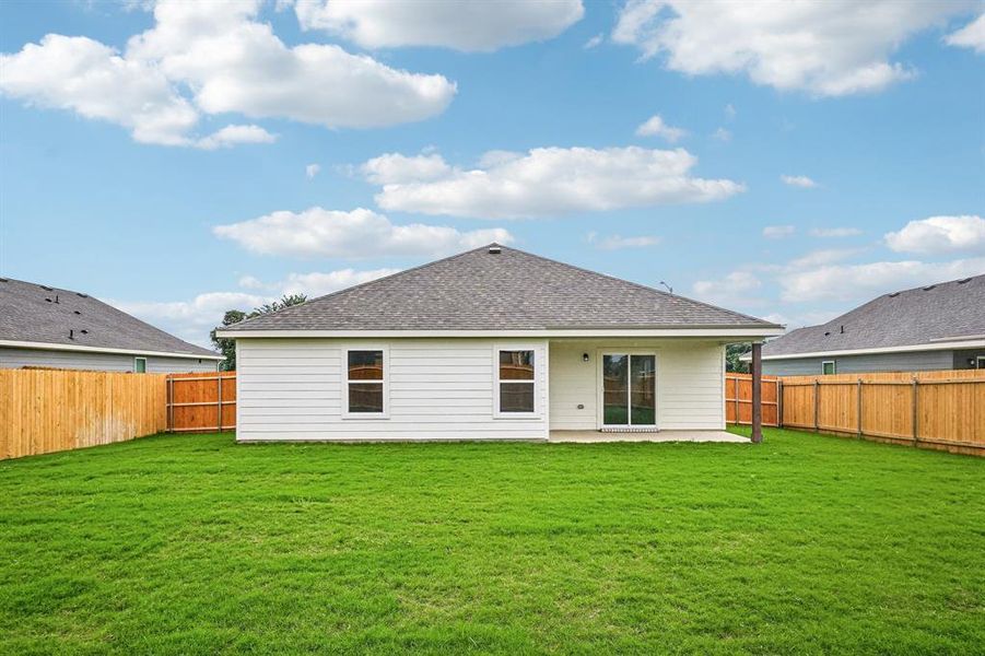 Exterior details and patio area of a home in Middlefield Village, Dallas (Image 4).