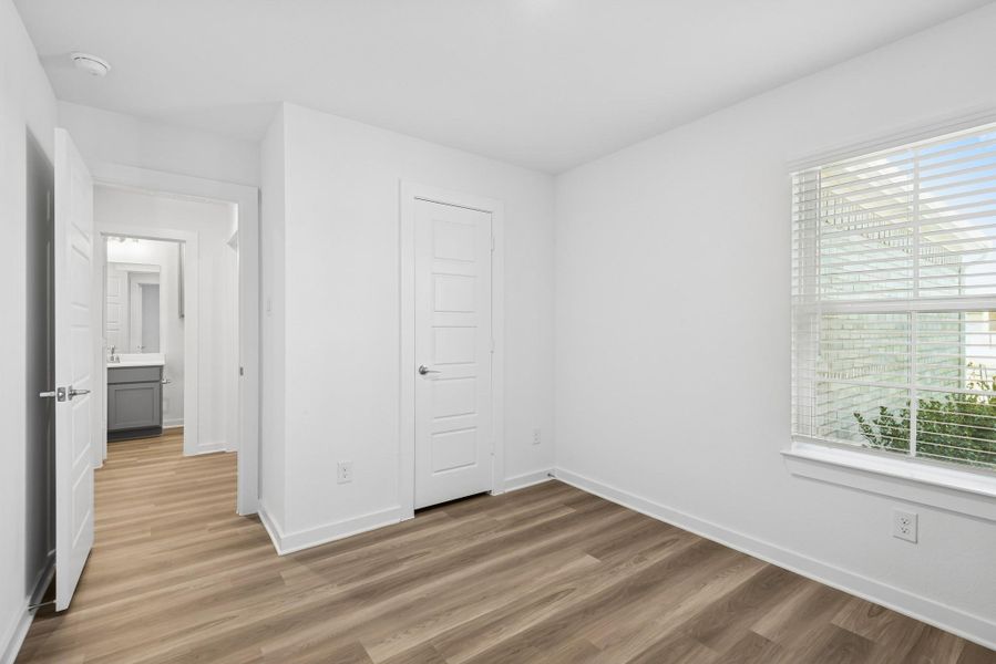 Spacious, unfurnished interior of a new home in Ambrose, La Marque (Image 26).