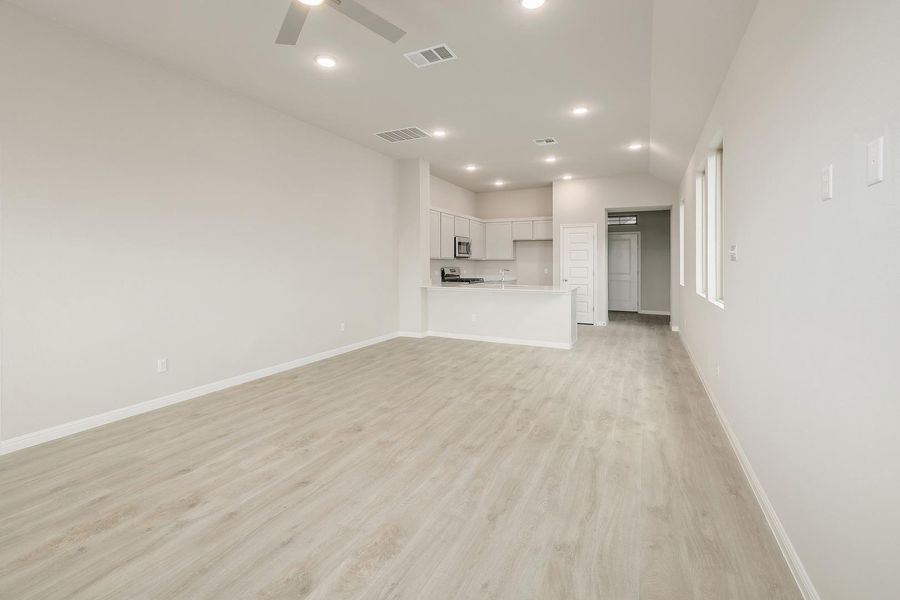 Spacious, unfurnished interior of a new home in Trinity Ranch, Elgin (Image 14).