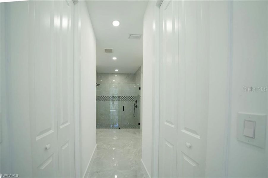Spacious, unfurnished interior of a new home in , Lehigh Acres (Image 8).