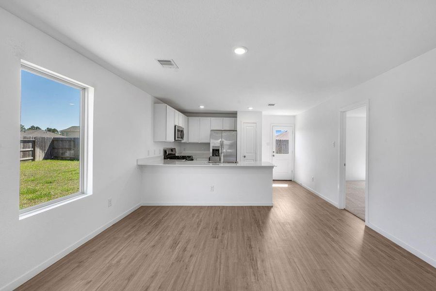 Spacious, unfurnished interior of a new home in Tavola, New Caney (Image 13).