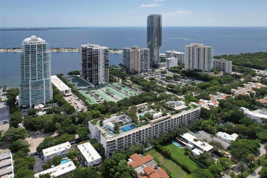 Condo located in Miami, FL showcasing its design and architecture (Image 30).