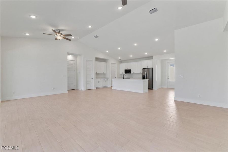 Spacious, unfurnished interior of a new home in Cape Coral, Cape Coral (Image 31).