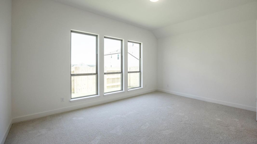 Spacious, unfurnished interior of a new home in Lariat 45', Liberty Hill (Image 11).