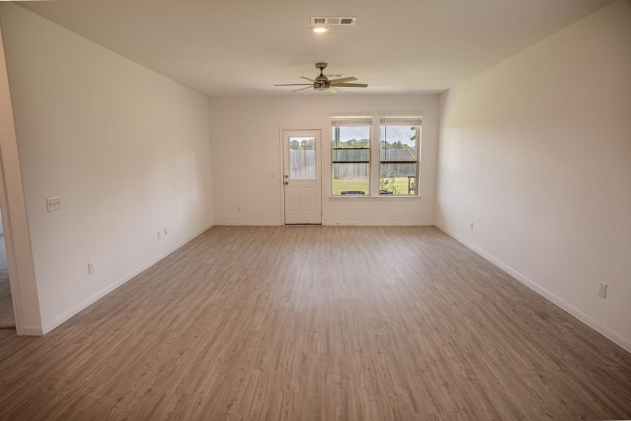 Spacious, unfurnished interior of a new home in Mustang Ridge, Alvin (Image 20).