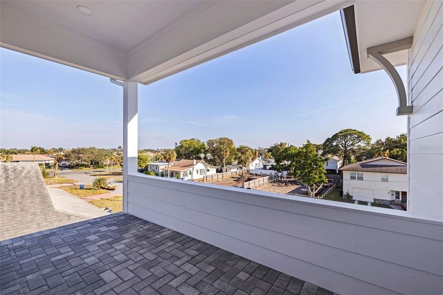 Exterior details and patio area of a home in , St. Petersburg (Image 31).