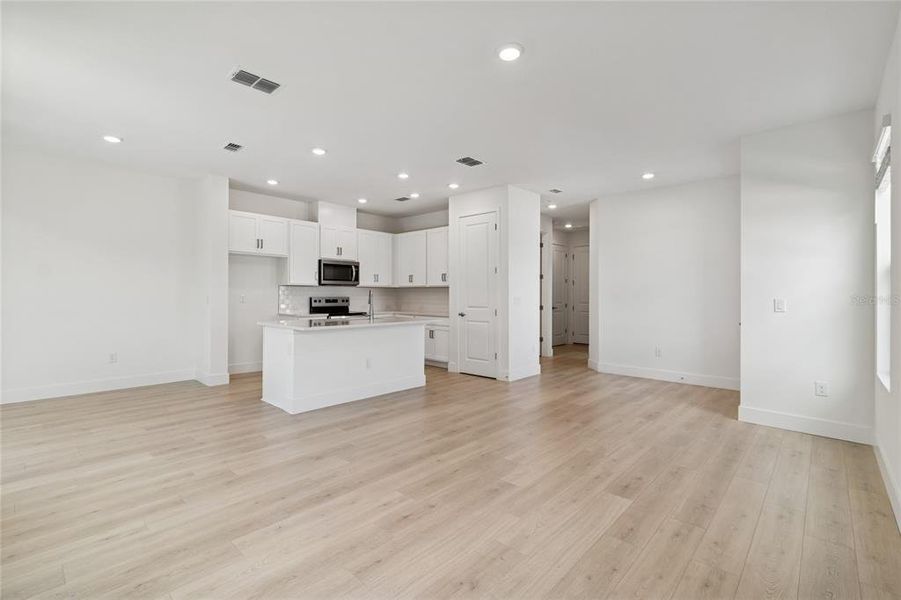 Spacious, unfurnished interior of a new home in North River Ranch – Townhomes, Parrish (Image 27).