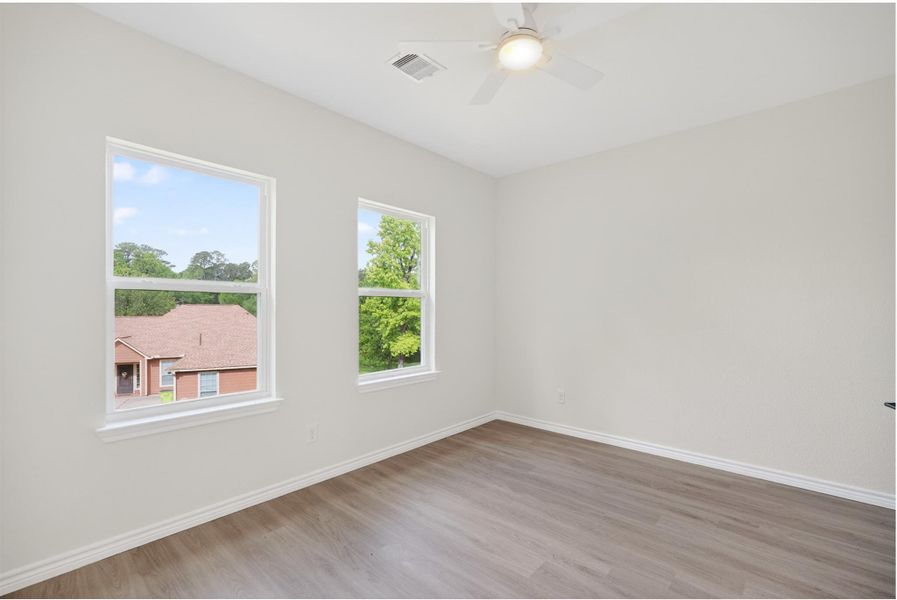 Spacious, unfurnished interior of a new home in Arrowhead Lakes, Willis (Image 15).