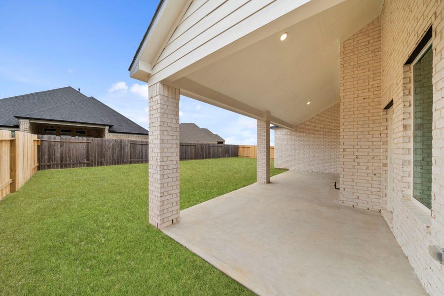 Exterior details and patio area of a home in Beacon Hill, Waller (Image 4).