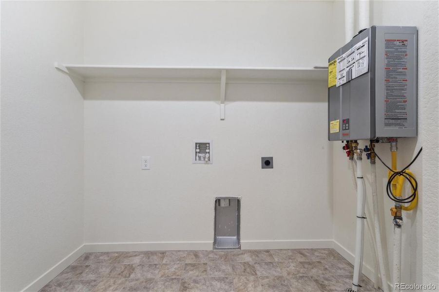 Spacious, unfurnished interior of a new home in The Ridge at Lorson Ranch, Colorado Springs (Image 19).