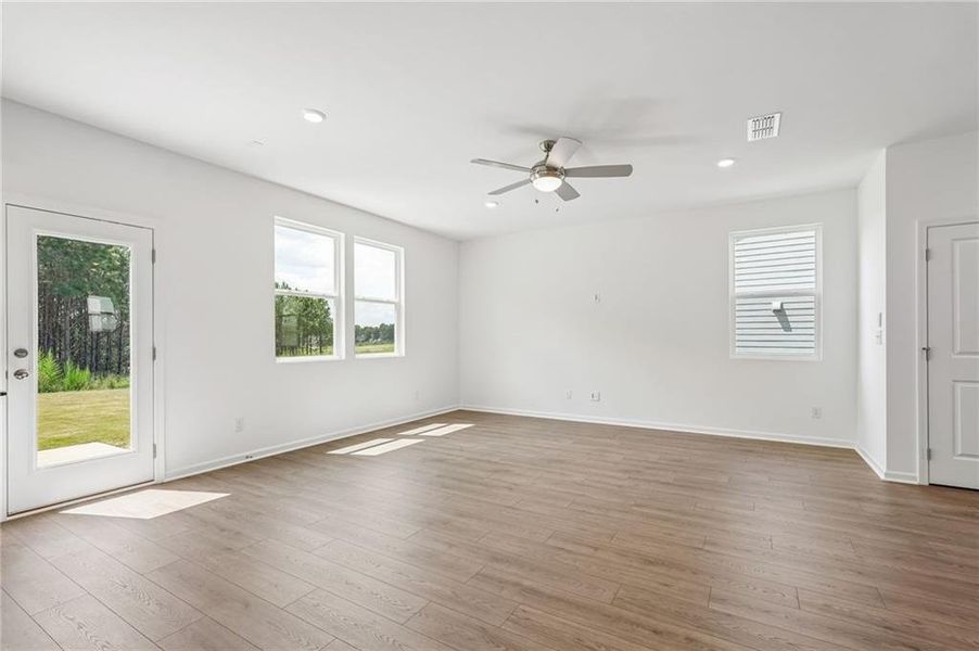 Spacious, unfurnished interior of a new home in Heritage River, Euharlee (Image 41).