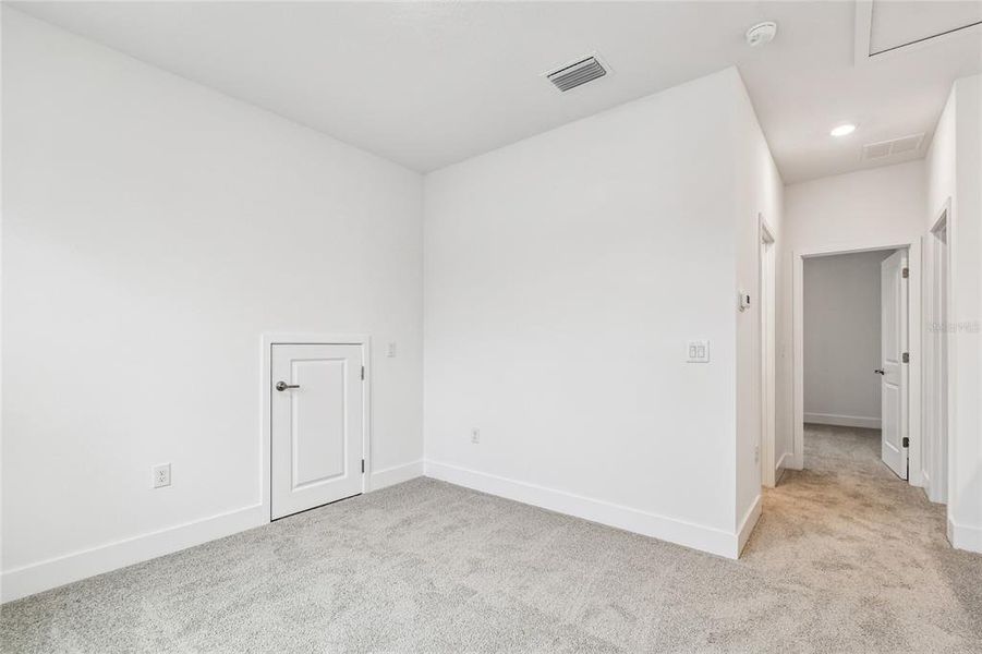 Spacious, unfurnished interior of a new home in Chapel Crossings, Wesley Chapel (Image 28).