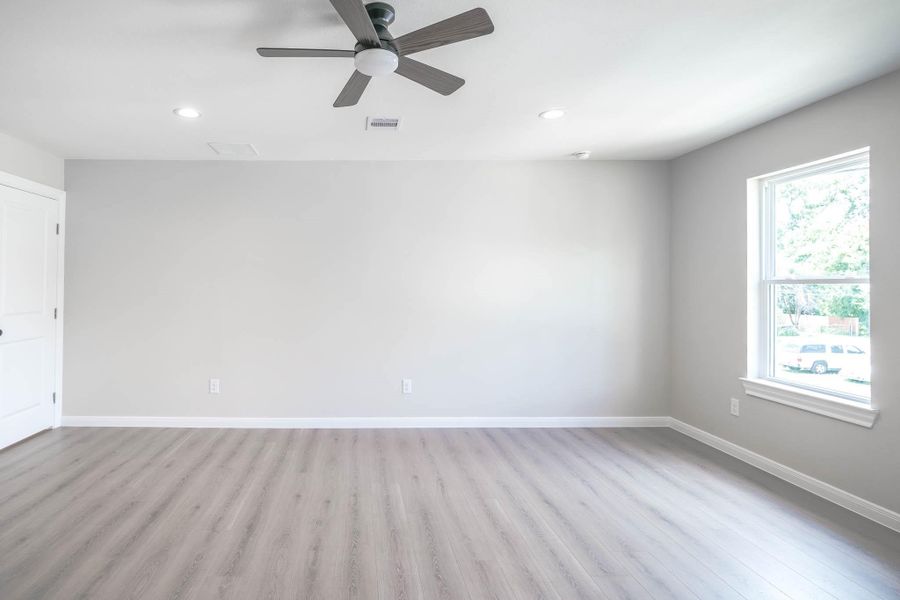 Spacious, unfurnished interior of a new home in , Houston (Image 9).