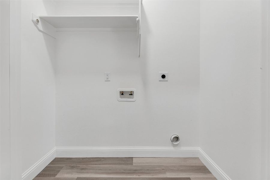 Spacious, unfurnished interior of a new home in , Navasota (Image 11).