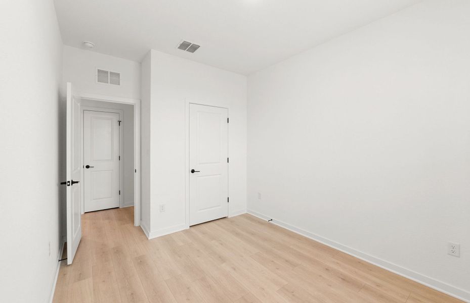 Spacious, unfurnished interior of a new home in Sunfield, Buda (Image 32).