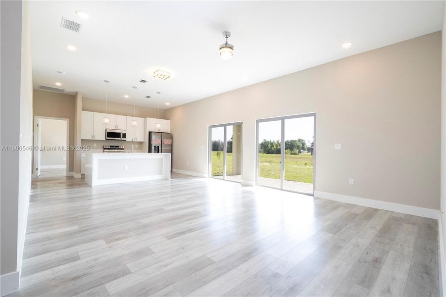 Spacious, unfurnished interior of a new home in , Sebring (Image 38).