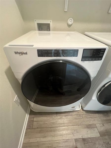 Laundry room (W/D convey)
