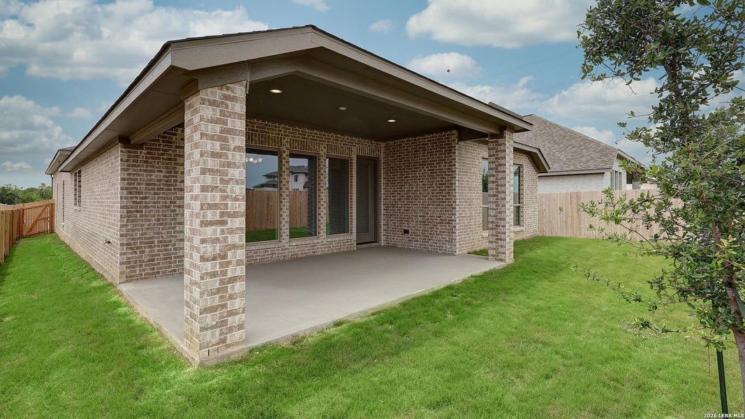 Exterior details and patio area of a home in Haby Hill, San Antonio (Image 3).