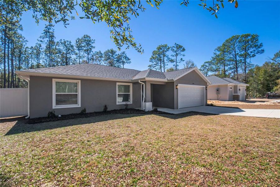 Exterior details and patio area of a home in , Dunnellon (Image 22).