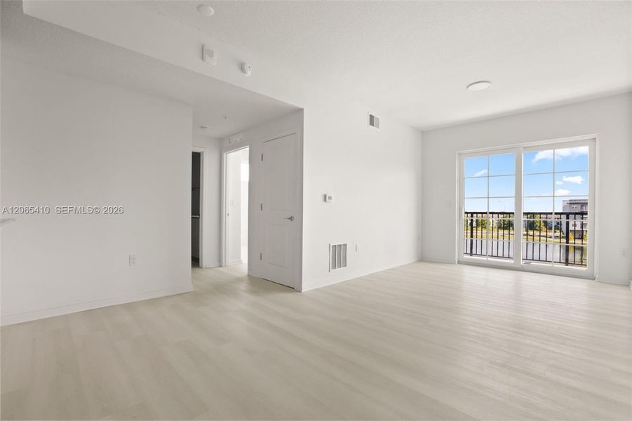 Spacious, unfurnished interior of a new home in , Orlando (Image 20).
