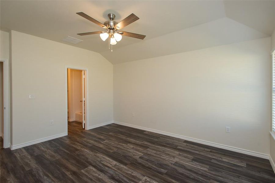 Spacious, unfurnished interior of a new home in , Gun Barrel City (Image 23).