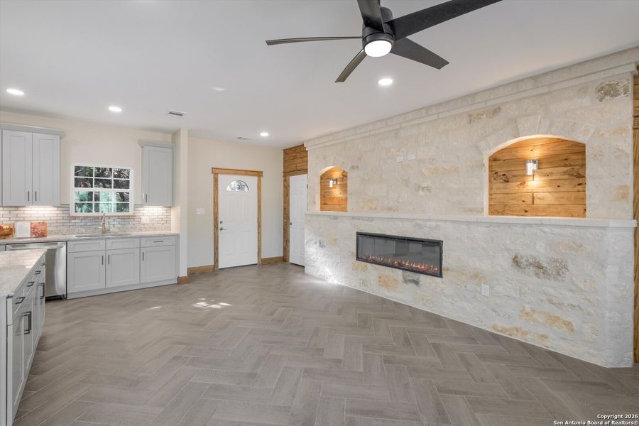 Furnished interior view inside a new home in , Bandera (Image 14).