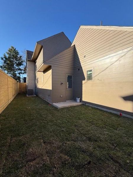 Entry into Pet room or additional storage space Entry into Pet room or additional storage space