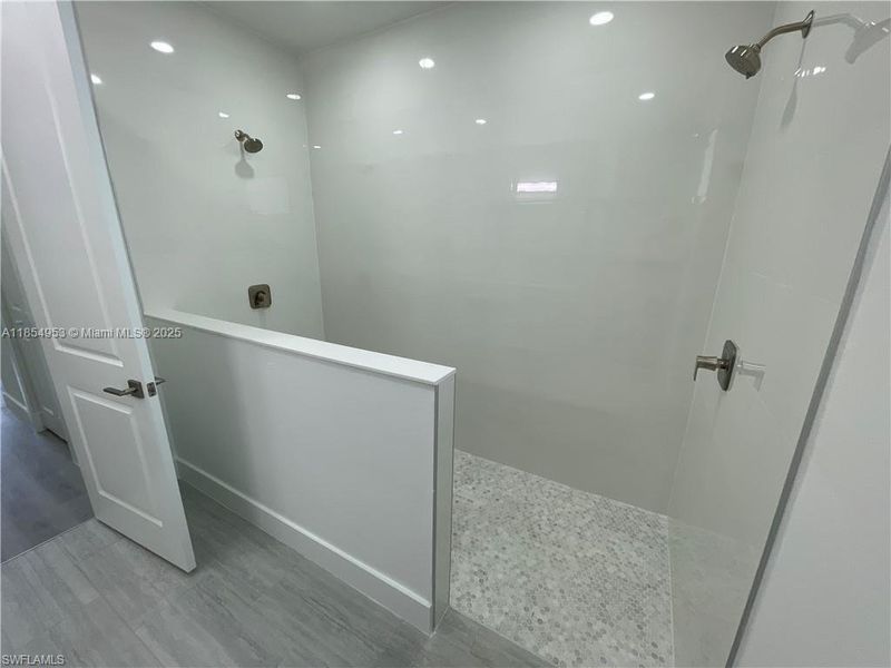 Spacious, unfurnished interior of a new home in , Lehigh Acres (Image 9).